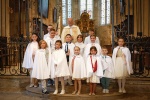Baptême de dix enfants à l’abbaye de Baume-les-Messieurs