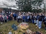 Arbre de la paix planté par les élèves en présence de Mgr Garin dans le parc de la Maison diocésaine